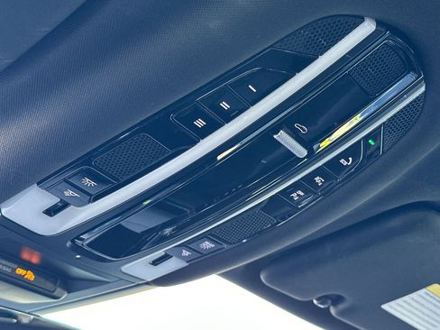 Used 2021 Porsche Cayenne Coupe image 21