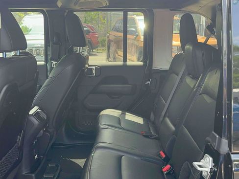 Used 2025 Jeep Wrangler Unlimited Sahara AWD/4WD image 10