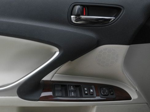Used 2015 Lexus IS 250C RWD image 16