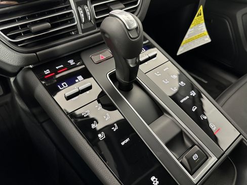 Certified 2025 Porsche Macan image 18