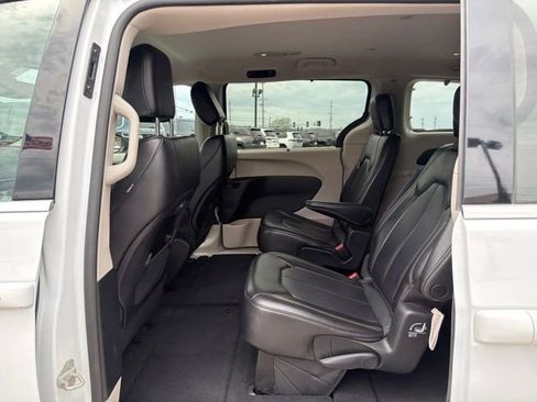 Used 2023 Chrysler Pacifica Touring-L image 21