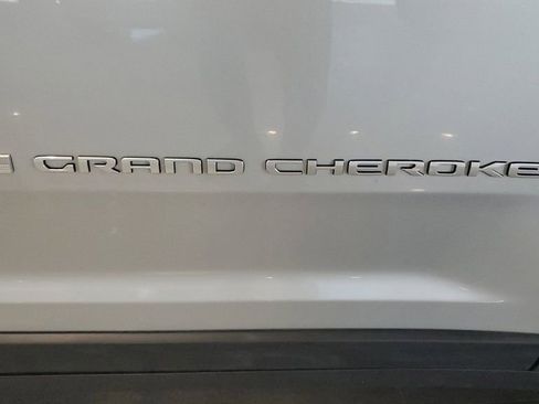 Used 2025 Jeep Grand Cherokee Laredo X image 8