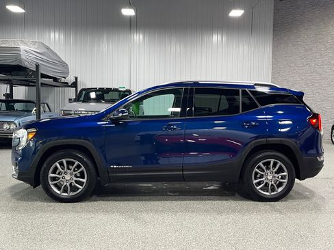 Certified 2022 GMC Terrain SLT w/ Infotainment Package II image 2