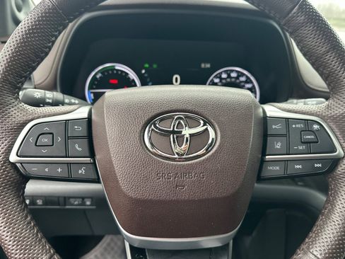 Used 2023 Toyota Sienna Platinum image 35