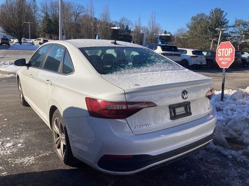 Certified 2022 Volkswagen Jetta SE image 4