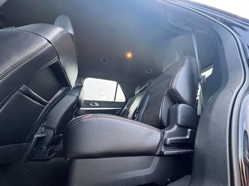 Used 2018 Ford Explorer XLT w/ Equipment Group 202A AWD/4WD image 16