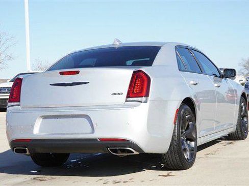 Certified 2022 Chrysler 300 Touring L image 9