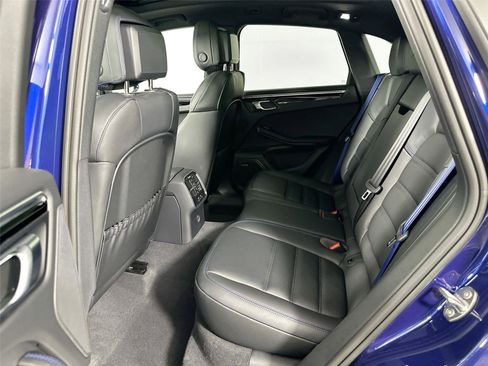 Certified 2025 Porsche Macan AWD/4WD image 27