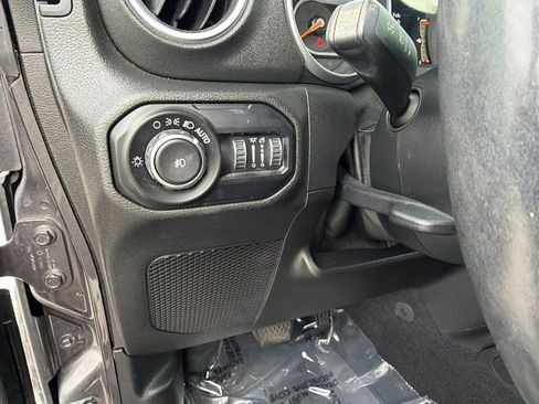Used 2018 Jeep Wrangler Unlimited Sahara w/ Cold Weather Group AWD/4WD image 24