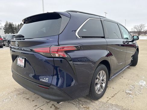 Used 2021 Toyota Sienna LE w/ LE Plus Package image 4