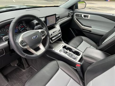 Used 2023 Ford Explorer XLT w/ Equipment Group 202A AWD/4WD image 18
