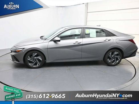 Used 2024 Hyundai Elantra SEL w/ Convenience Package FWD image 17