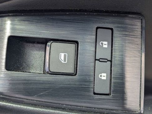 Used 2024 Nissan Rogue S FWD image 31