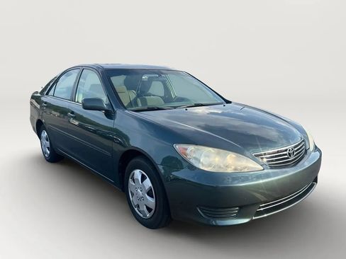 Used 2005 Toyota Camry LE FWD image 2