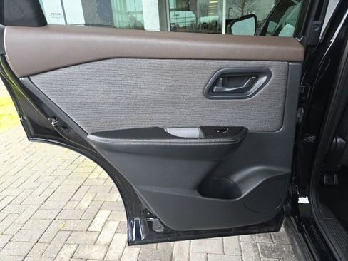 Used 2021 Nissan Rogue S image 15