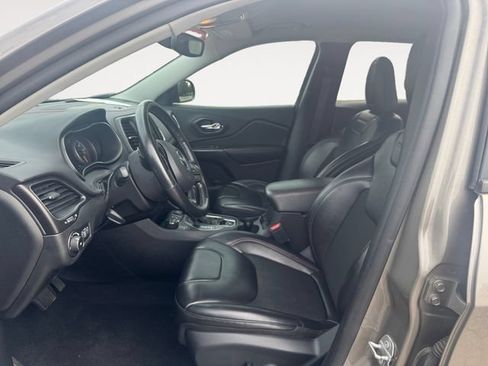 Used 2020 Jeep Cherokee Trailhawk w/ Cold Weather Group AWD/4WD image 7