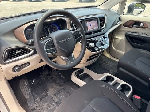 Used 2023 Chrysler Voyager LX FWD image 2