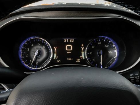 Used 2021 Chrysler Pacifica Touring-L image 21