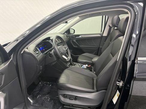 Used 2023 Volkswagen Tiguan SE w/ Panoramic Sunroof Package FWD image 9
