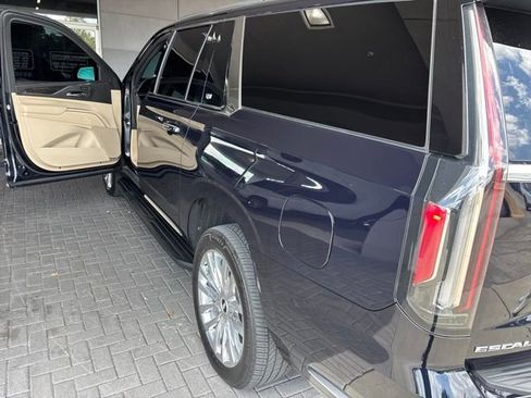 Used 2024 Cadillac Escalade ESV Premium Luxury RWD image 4