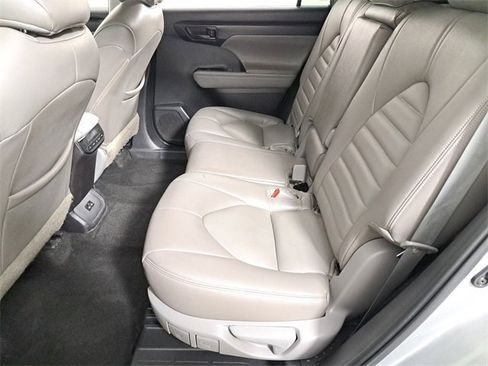 Used 2023 Toyota Highlander LE image 12