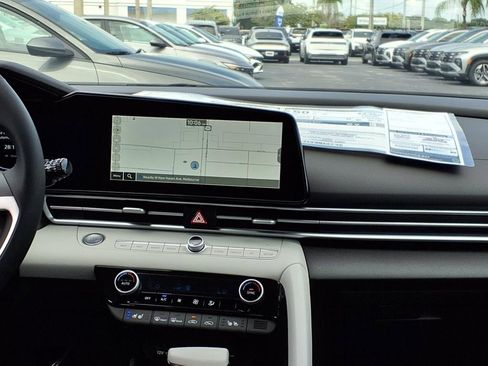 New 2025 Hyundai Elantra Limited image 19