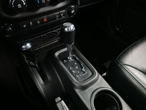 Used 2017 Jeep Wrangler Sahara image 18