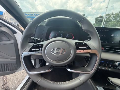 Used 2025 Hyundai Elantra Sport FWD image 18