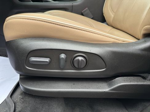 Used 2023 Chevrolet Traverse Premier image 24