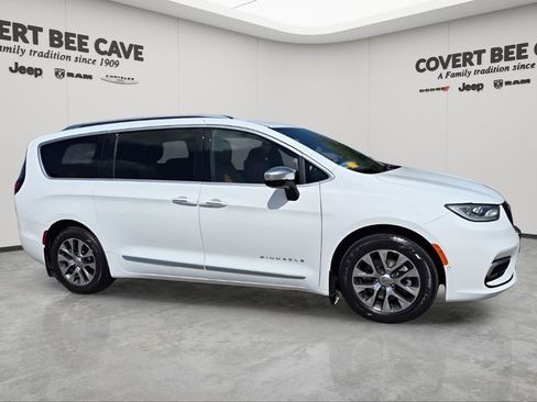 Used 2023 Chrysler Pacifica Pinnacle image 12