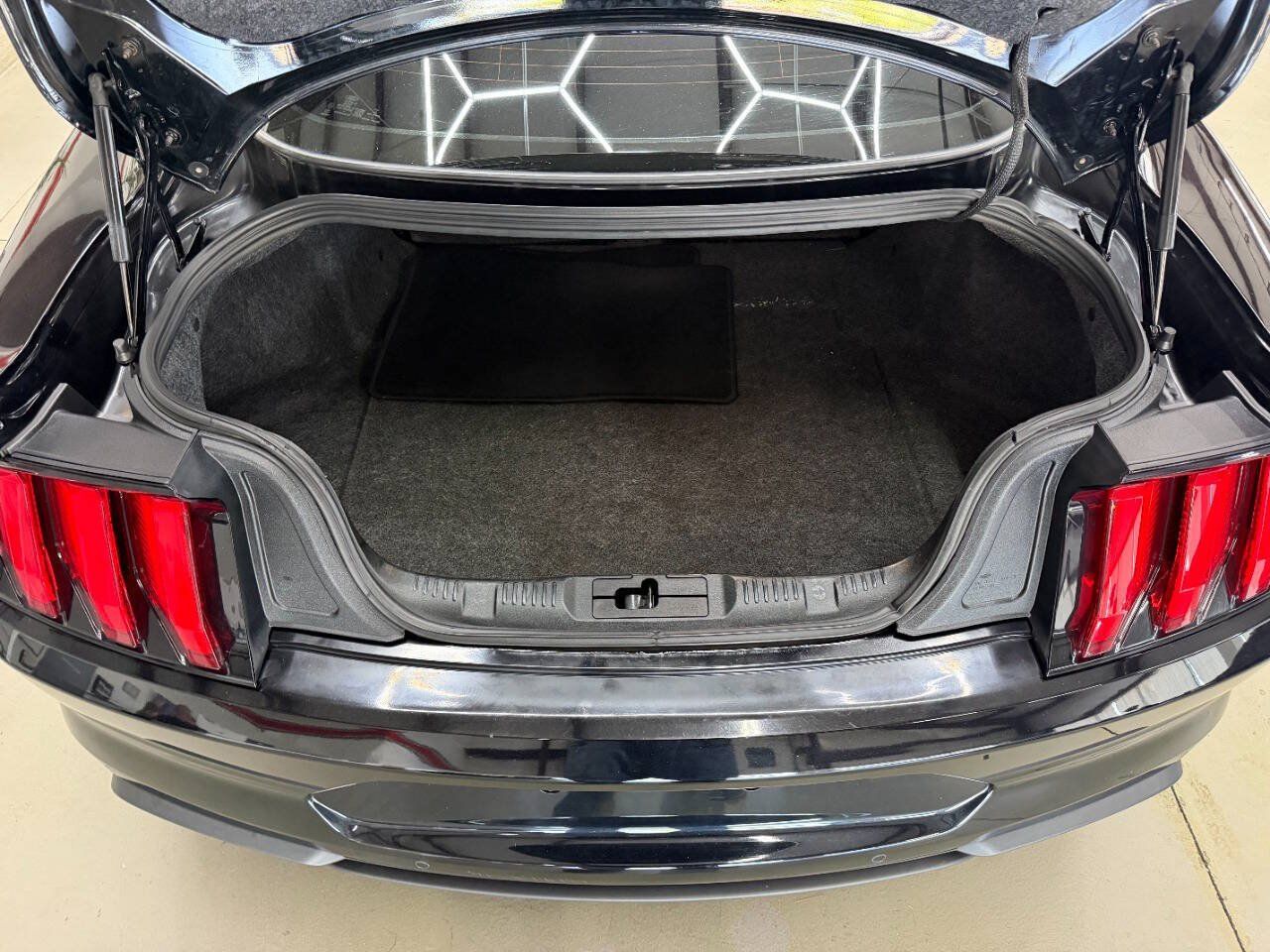 Used 2018 Ford Mustang Coupe w/ Equipment Group 101A RWD image 9