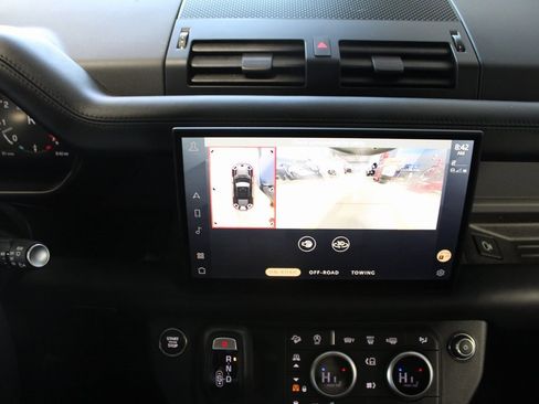 Used 2025 Land Rover Defender 110 X-Dynamic SE image 29