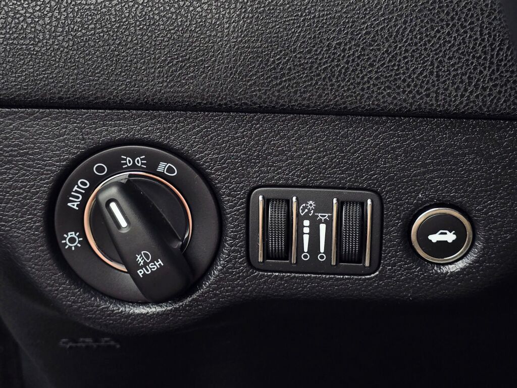 Used 2018 Chrysler 300 Limited AWD/4WD image 23