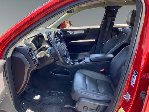 Used 2019 Volvo XC40 T4 Momentum FWD image 9
