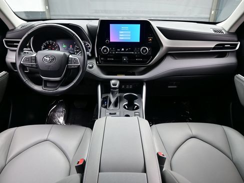 Used 2023 Toyota Highlander XLE AWD/4WD image 18