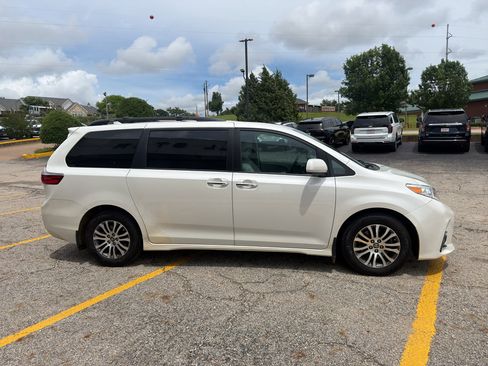 Used 2018 Toyota Sienna XLE w/ XLE Navigation Package FWD image 4