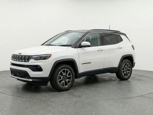 Used 2025 Jeep Compass Trailhawk image 3
