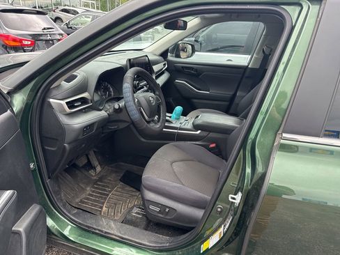 Used 2023 Toyota Highlander LE AWD/4WD image 5