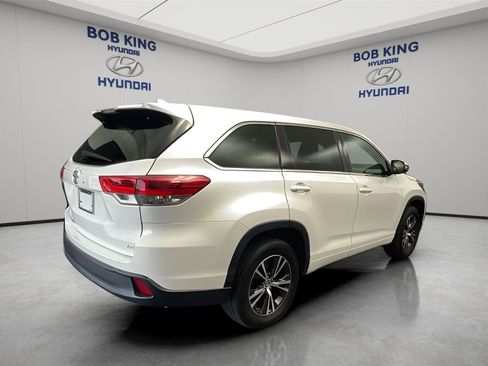 Used 2017 Toyota Highlander Plus FWD image 5