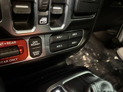 Used 2025 Jeep Wrangler Unlimited Rubicon AWD/4WD image 32