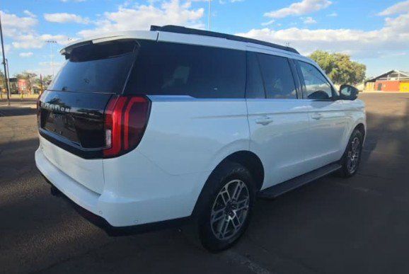 Used 2025 Ford Expedition Active AWD/4WD image 2
