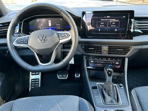 Used 2025 Volkswagen Jetta Sport image 13