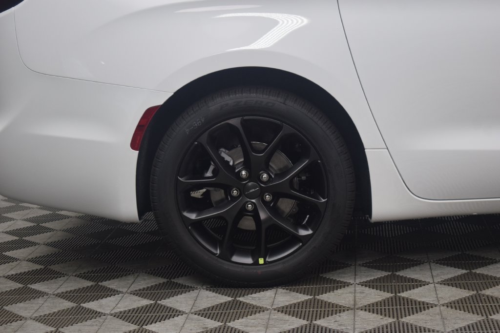New 2027 Chrysler Pacifica Select FWD image 7