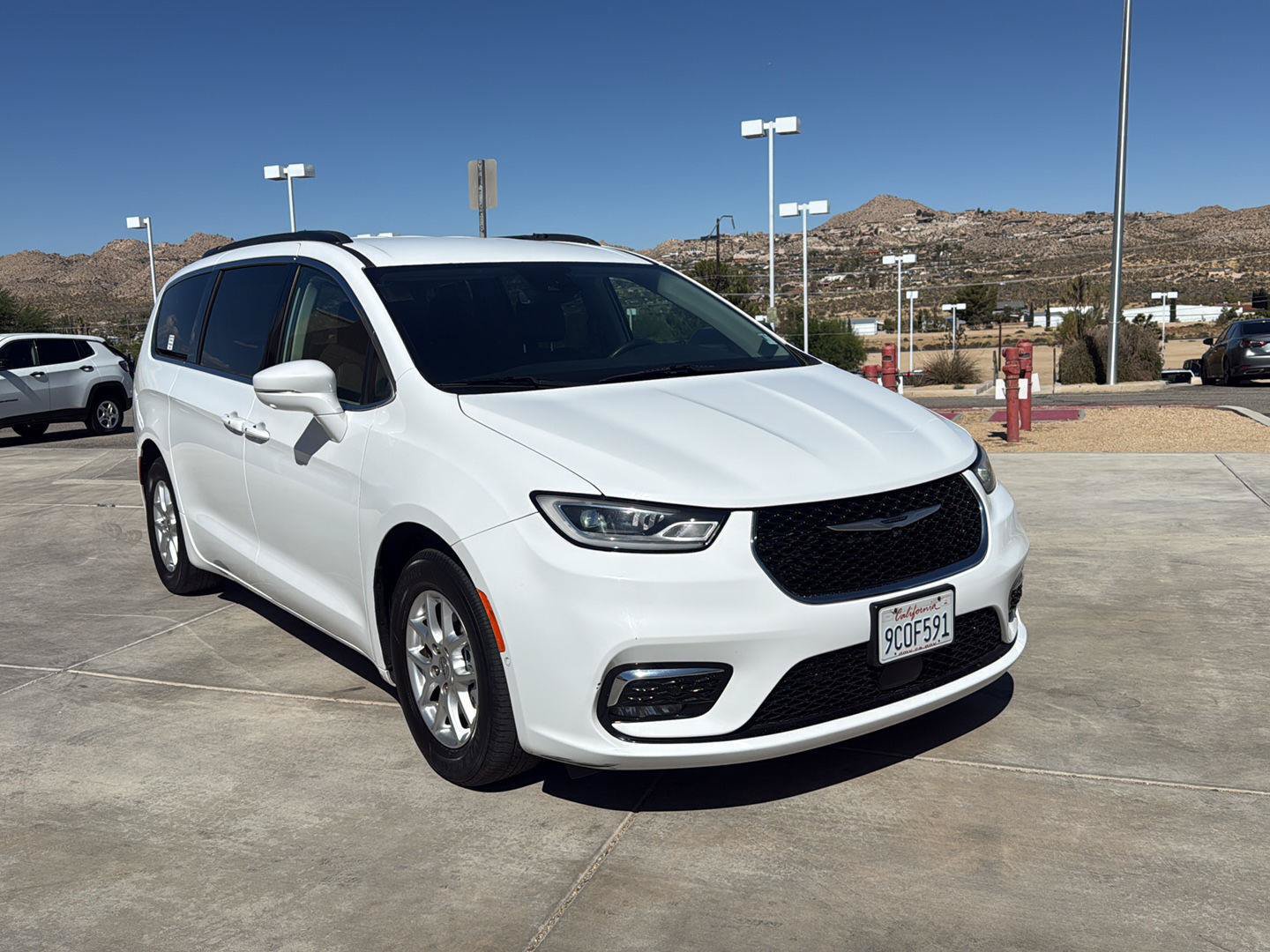 Used 2022 Chrysler Pacifica Touring-L w/ Uconnect Theater Family Group FWD image 3