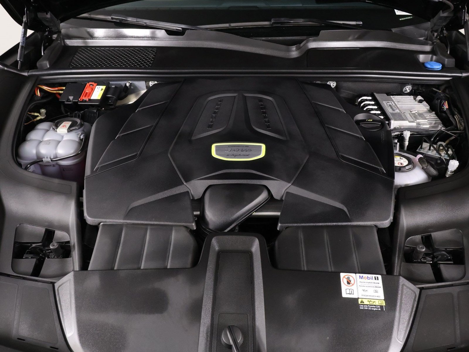 Certified 2023 Porsche Cayenne Platinum Edition AWD/4WD image 26