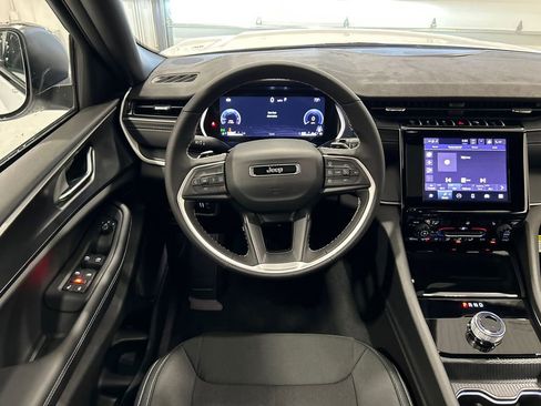 New 2025 Jeep Grand Cherokee Laredo w/ Luxury Tech Group I image 28