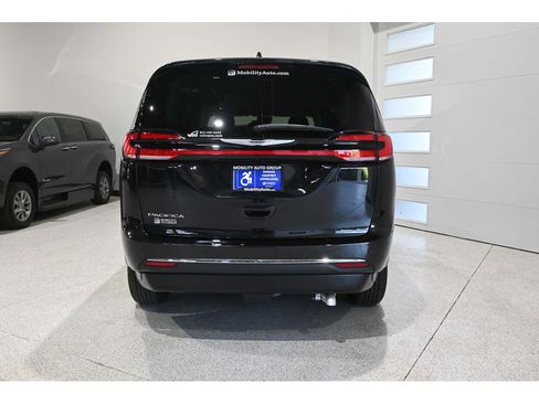 Used 2022 Chrysler Pacifica Touring-L FWD image 7
