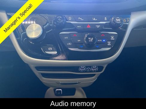 Used 2023 Chrysler Pacifica Touring-L FWD image 7