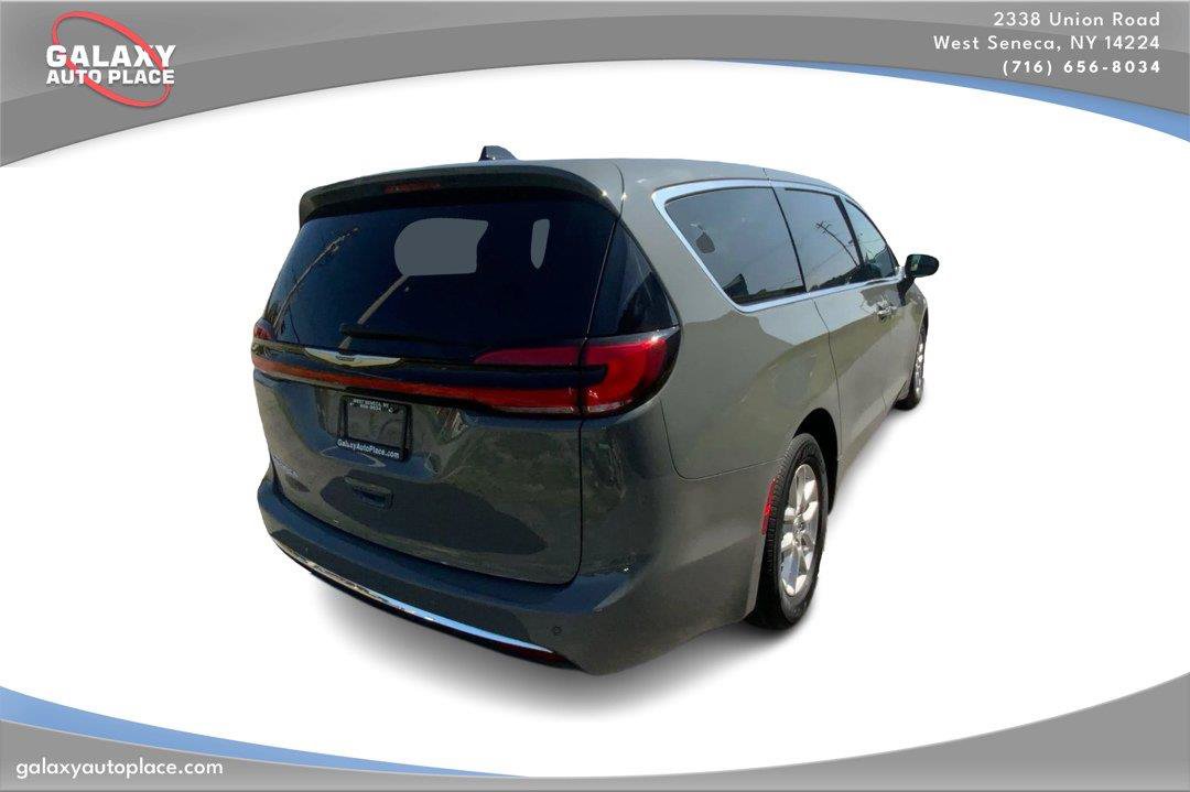 Used 2025 Chrysler Pacifica Select FWD image 5