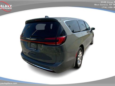 Used 2025 Chrysler Pacifica Select FWD image 5